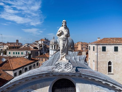 Marmor verkleidete Kirche Santa Maria dei Miracoli, im Sestiere Cannaregio, Drohnenaufnahme,