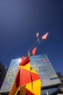 Crinkly avec disque rouge, 1973 Modern sculpture by Alexander Calder in front of the art museum.