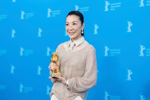 Michelle Yeoh with the Golden Bear at the photo call at the Hyatt Hotel Berlin on 13.02.2026. The