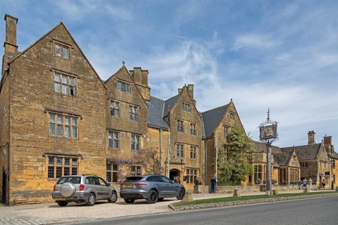 Honey-coloured houses, The Lygon Arms restaurant, pub sign, High Street, Broadway, Worcestershire,