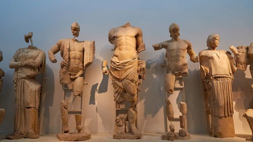 From left to right: Sterope, wife of Oinomaos, Oinomaos with helmet and spear, father of the gods