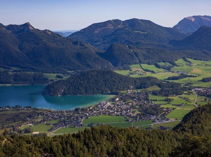 Hiking trail up the Sparber with views to Strobl and Lake Wolfgangsee, Osterhorn group,