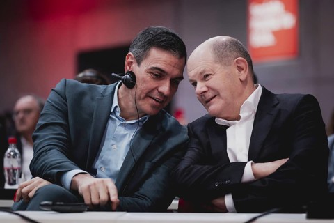 (L-R) Pedro Sanchez, Ministerpraesident von Spanien und PSOE-Vorsitzender, und Olaf Scholz (SPD),