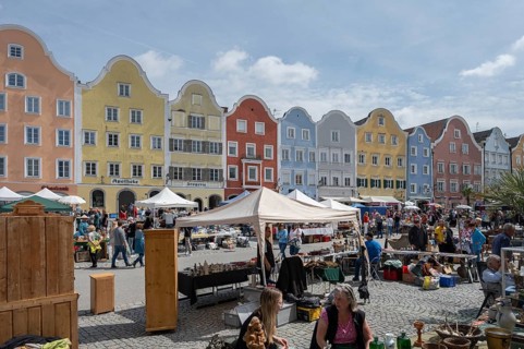 Flea market on the Upper Town Square, late baroque row of houses at the back, Schärding, Upper