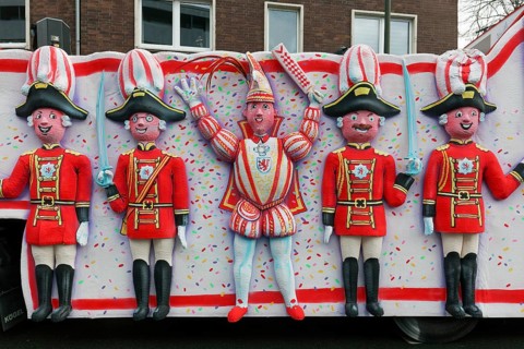 Carnival Prince and Prince Guard, papier-mâché figures on a carnival float, Düsseldorf Rose Monday