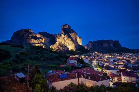Night shot, village at Kalambaka at the foot of the Metéora mountains, the Metéora monasteries