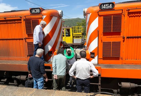 Coupling two CP Class 1400 locomotive train engines, Linha do Douro, Douro Line railway, Pocinho,