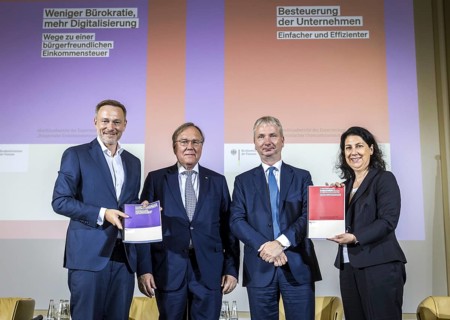 Handover of the reports of the expert commissions 'Citizens' income tax' and 'Simplified corporate