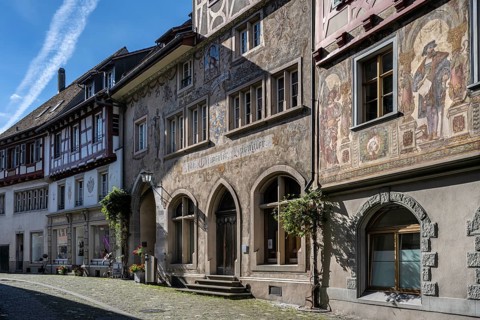 Imposing, historic half-timbered buildings with detailed facade paintings on the market square in