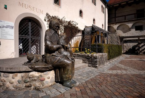 Maria Neff sculpture, water wheel, mnemonic in front of the municipal museum and cheese making