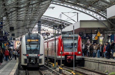Cologne main station, regional train arriving, many passengers on the platform, North