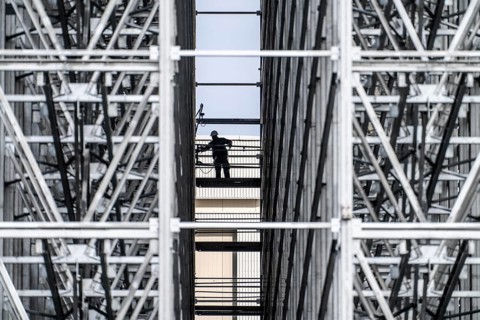 Construction of a high-bay warehouse, storage system for high space utilisation, in steel