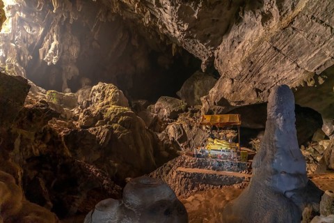 Reclining Buddha in the Tham Phu Kham cave near Vang Vieng, Laos
