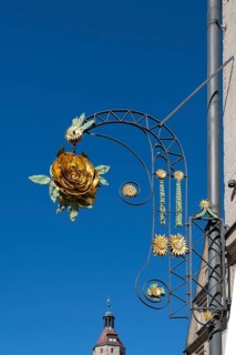 Nose sign of the Hotel Rose, 18th century, Rosenstraße 6, behind the tower of the parish church of