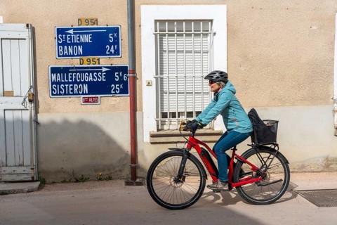 Bicycle, e-bike, woman, bike tour, cycle tourism, road sign, direction, St. Etienne, Banon,