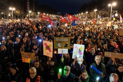 Overview of the demonstration in front of the Brandenburg Tor under the motto Sea of lights against