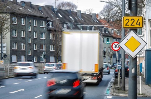 After-work traffic in the low emission zone on the B 224 Alfredstraße in Essen Rüttenscheid, 30