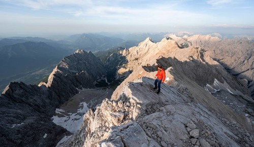 Mountaineers on a steep rocky ridge, impressive mountain landscape, view of the Höllental and the