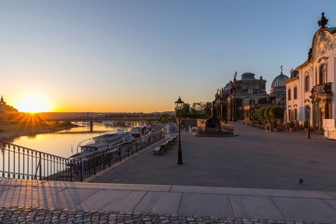 Sunrise over the Elbe, Brühl's Terrace in the first morning light with the Academy of Fine Arts and