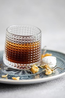 A delicate vanilla mini zephyr-marshmallow filled with rose jam, served alongside a refreshing