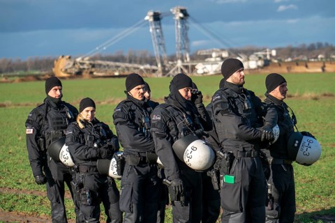 Start of the eviction of the hamlet Lützerath at the lignite mine Garzweiler 2, activists try to