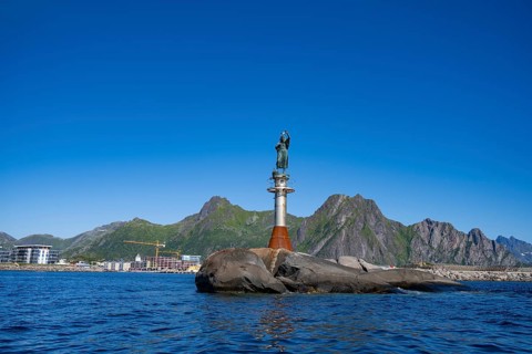 Figure Fiskerkona at the harbour of Svolvaer, mountains and sea, Lofoten, Nordland, Norway