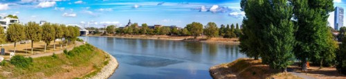 Panoramic picture of Ludwigshafen with a view of the Rhine. Park Island is on the right-hand side