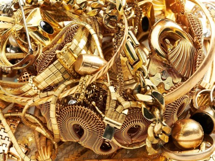 Old gold, various pieces of jewellery, studio shot