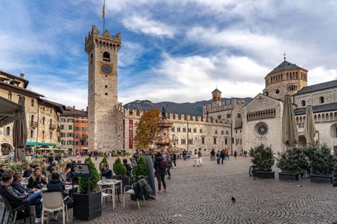 Gastronomy on the cathedral square with the Palazzo Pretorio, the cathedral and the Neptune
