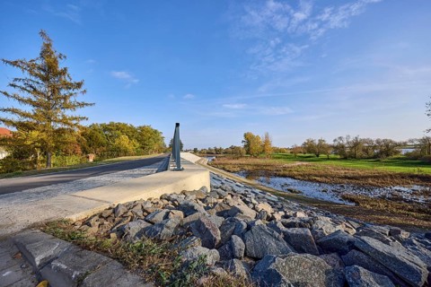 Dyke with roadway and railing, Elbe floodplain, trees, blue sky, frog perspective, Mühlberg Elbe,