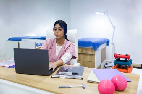 An Ecuadorian physiotherapy clinic features a therapist working at a desk with rehabilitation