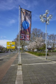 Flag with information about the 2023 and 2024 seasons and a lantern at the Musiktheater im Revier