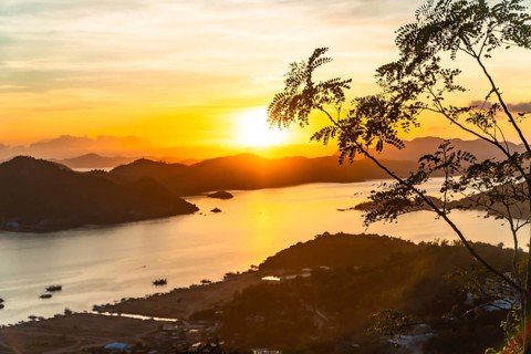 Breathtaking sunset over coron island in the philippines, seen from mount tapyas, creating a