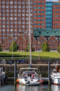 Warehouse-style houses, at the Spoorweghaven, in the Kop van Zuid-Entrepot neighbourhood, boats in