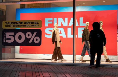 Final Sale, Clothing department stores' on Schadowstraße, large poster in the shop window
