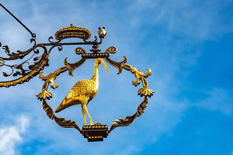 Goldenes sign Hotel zum Storchen in Volkach, Lower Franconia, Bavaria, Germany