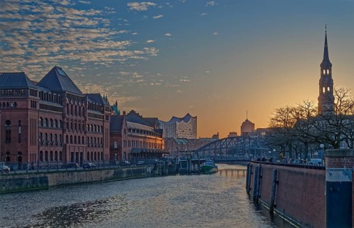 The customs canal, on the left the former main customs office and now the German Customs Museum in