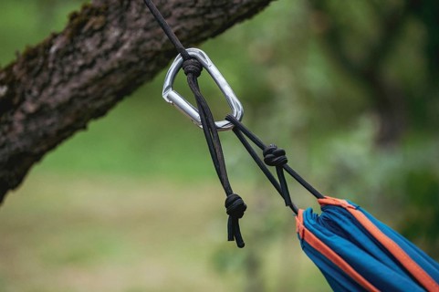Hammock attachment to a tree with rope and carabiner