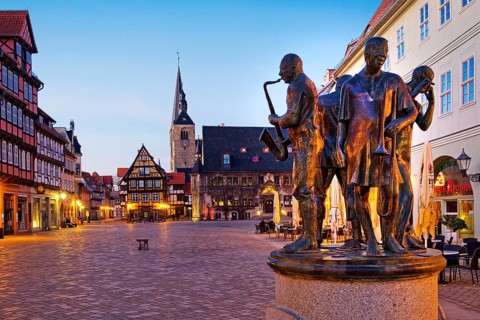 Market with town hall, market church and fountain Münzenberg musicians in the evening, World