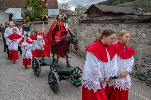 Altar servers pull the Palmesel at the Palmesel procession, Thaur, Innsbruck district, Tyrol,