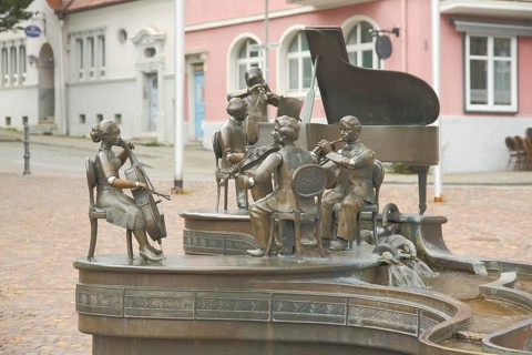 Musikantenbrunnen by Bonifatius Stirnberg 1989, modern art, sculpture group, violinist, viola,