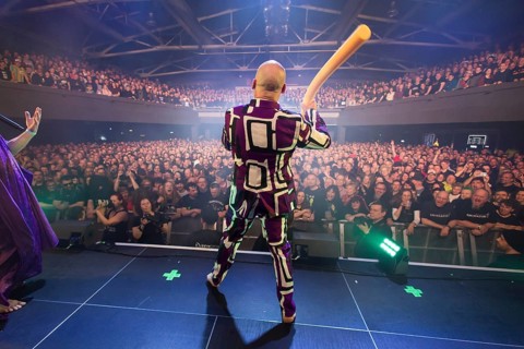 Stumpen (Gero Ivers), singer of Knorkator with a pool noodle live on All good things are 30! Tour