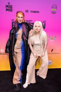 Alli Neumann and Inéz shepherd on the red carpet in front of the Polyton 2024 award ceremony in