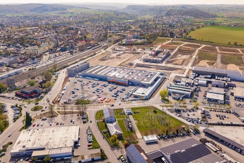Extensive industrial site in an urban area with large solar systems, PV plant at Obi Baumarkt,