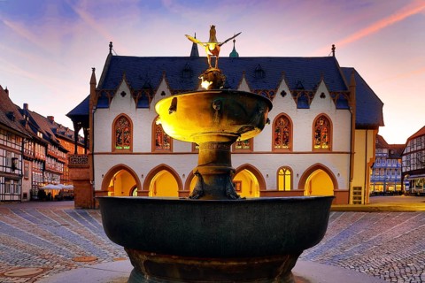 View from the market fountain to the late Gothic town hall of Goslar in the evening, Old Town,