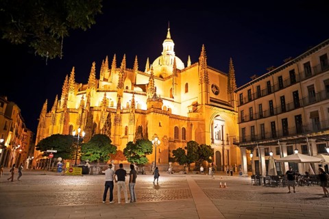 Cathedral of Nuestra Señora de la Asunción y de San Frutos in Plaza Mayor at night, Segovia,