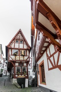 Market square with medieval half-timbered houses, Bernkastel-Kues, Moselle, Rhineland-Palatinate,