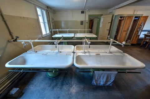 Washroom, clothes lockers at the back in the former engine valve factory Dietz & Pfriem, today