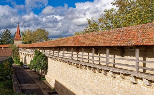 Walkway on the town wall on the east side of the old town centre of Rothenburg ob der Tauber.