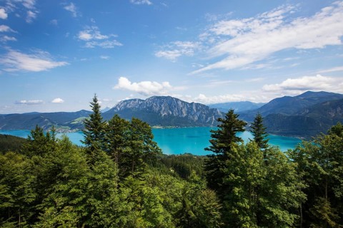 Hochplettspitz, view from the Hollerberg viewing platform to Lake Attersee with Höllengebirge